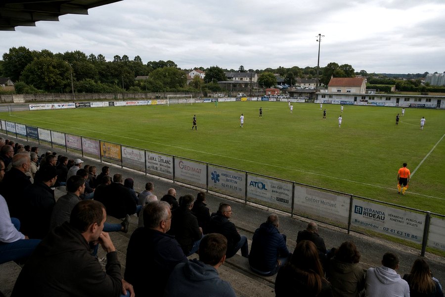Stade de football avec sponsors locaux