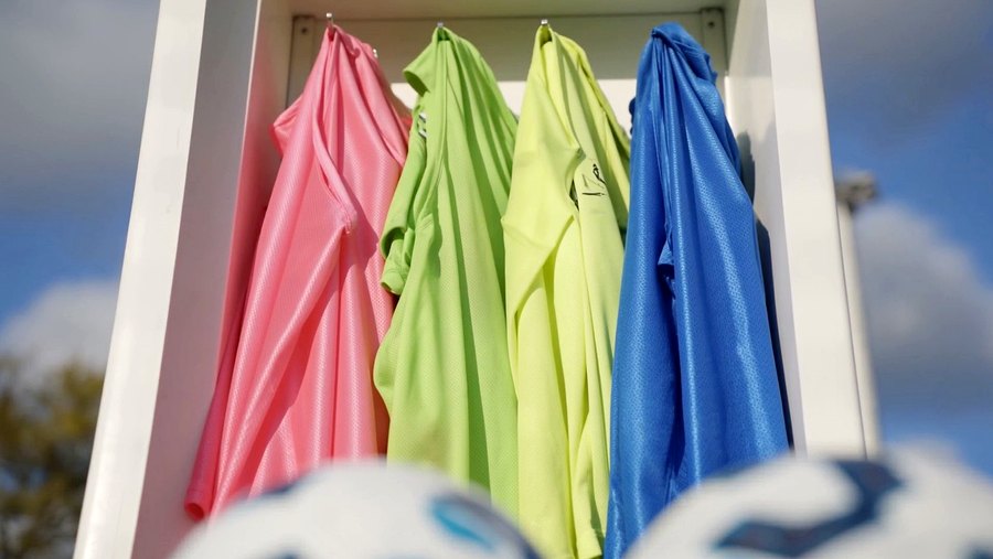 Chasubles colorées accrochées dans le Caddy-Sport