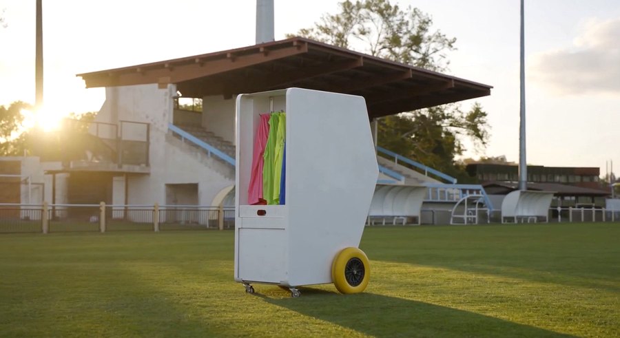 Caddy-Sport au coucher du soleil dans un stade
