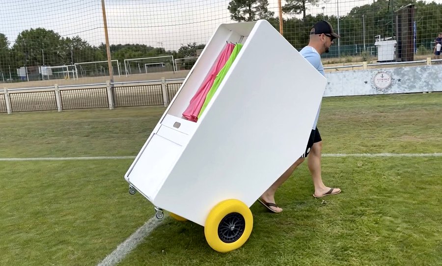 Transport du Caddy-Sport sur le terrain de football